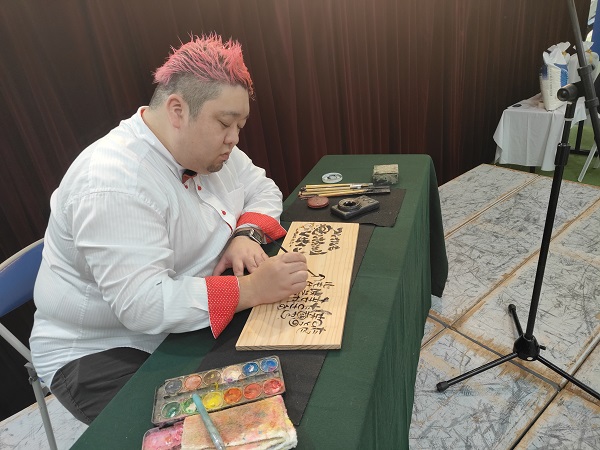 書の作品を作るTADAさん