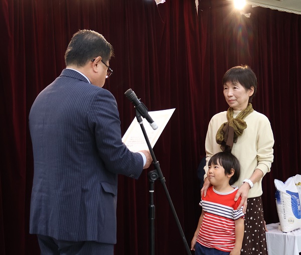 表彰状の授与